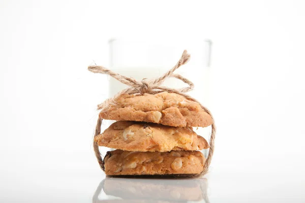 Bütün tahıl kurabiye ve beyaz arka plan üzerinde taze süt.