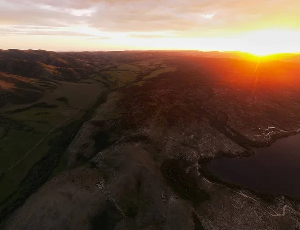 Panorama del cielo al atardecer sobre una montaña —  Fotos de Stock