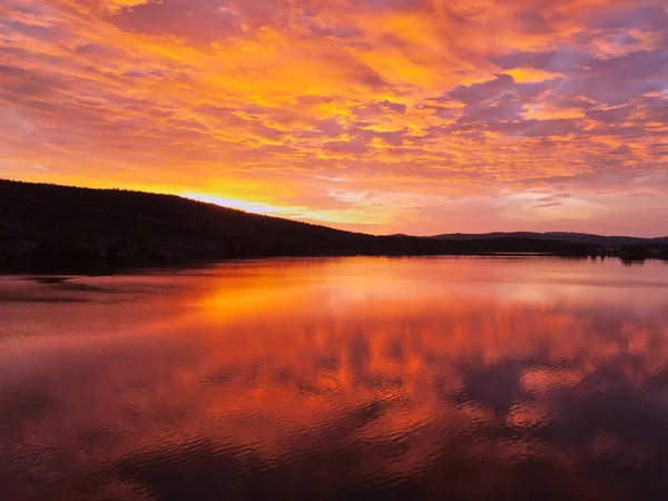 Закатное небо над красивым озером летом — стоковое фото