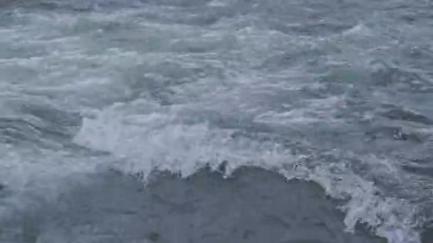 Vista de cerca de la ola de mar con espuma en la costa en Cataluña — Vídeo de stock