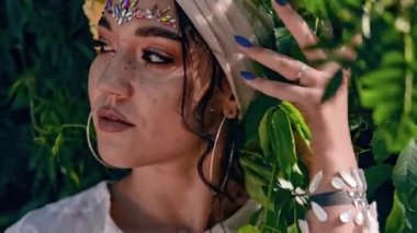 Yeşil Park Ormanı 'nda tatilde olan Hintli kadın model.