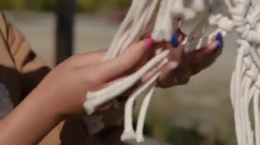 Yeşil Park Ormanı 'nda tatilde olan Hintli kadın model.