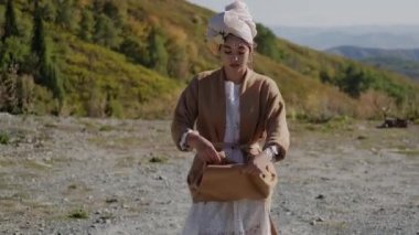 Hintli kadın kameraya doğru yürüyor.