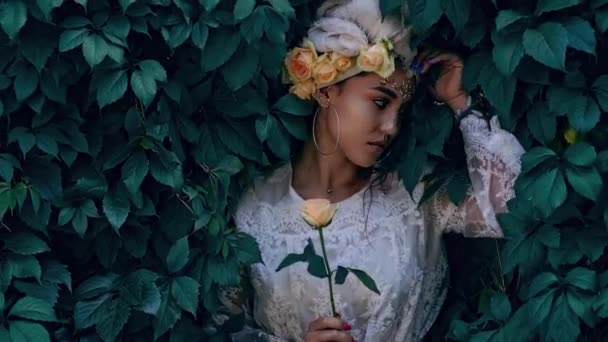 Příroda portrét asijské mladé ženy — Stock video