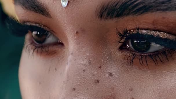Закрыть глаза красивой индийской женщины — стоковое видео