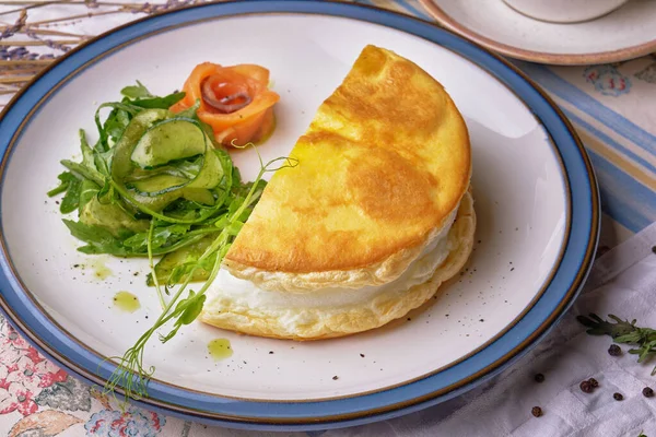 Frittata tradizionale francese e cetriolo verde di madre Poulard Immagine Stock