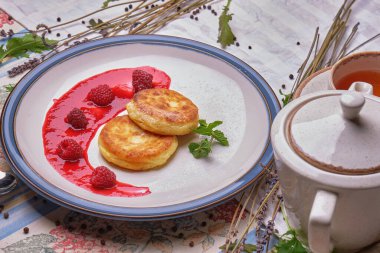 Kızarmış peynirli krep, ahududu reçeli ve naneli.