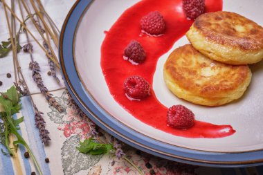 Tatlı - Çilek soslu peynirli kek ve nane şekeri