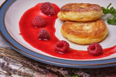 Kızarmış peynirli krep, ahududu reçeli ve naneli.