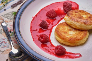 Tatlı - Çilek soslu peynirli kek ve nane şekeri
