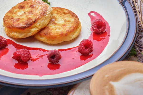 Tatlı - Çilek soslu peynirli kek ve nane şekeri