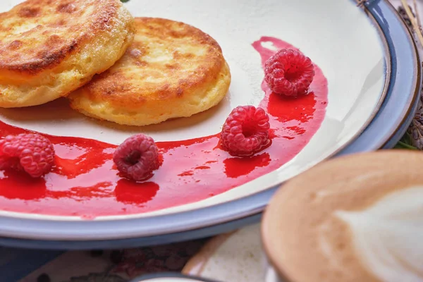 Tatlı - Çilek soslu peynirli kek ve nane şekeri
