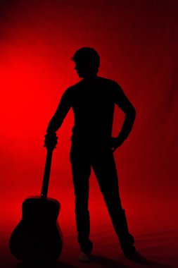 Kırmızı şarkı söylüyor