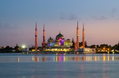 Kuala Terengganu, Malezya camide kristal görünümünü akşam