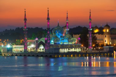 Kuala Terengganu, Malezya camide kristal görünümünü akşam