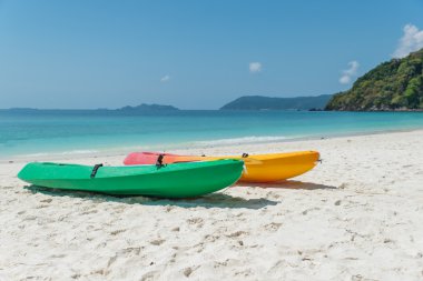 renkli kayaks tropik sahilde, Tayland