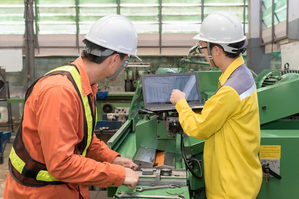 Engenheiros e trabalhadores discutindo o trabalho em conjunto na fábrica — Fotografia de Stock