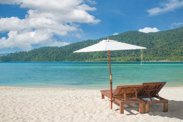 Été, Voyage, Vacances et vacances concept - Chaises de plage et — Photo