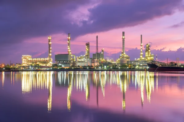 Oil refinery at dramatic twilight — Stock Photo, Image