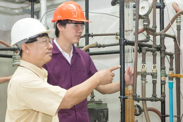 Ingenieur mit Studentengruppe in Ausbildung — Stockfoto