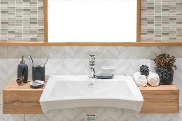 Waschbecken mit Handtuch und Dekoration im Badezimmer — Stockfoto