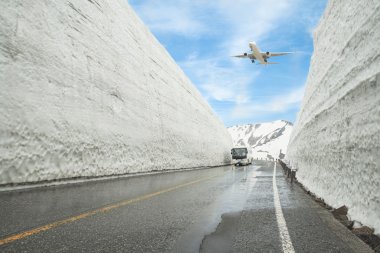Tateyama Kurobe Alp yol, Toyama Prefec yerine uçan uçak