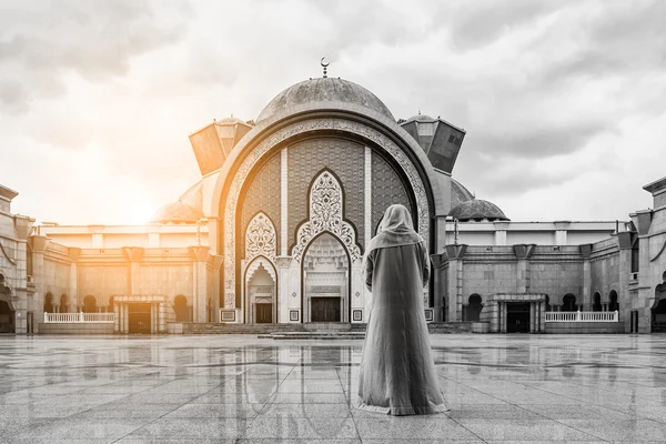 Mezquita de Malasia con musulmanes rezan en Malasia, Asia — Foto de Stock