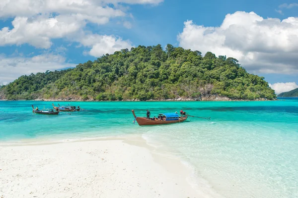 Verano, Viajes, Vacaciones y concepto de vacaciones - Barcos de cuento largo en — Foto de Stock