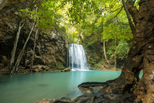 Водоспад прекрасний (erawan водоспад) на провінція Канчанабурі — стокове фото