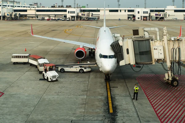 Avião perto do terminal em um aeroporto pela manhã — Fotografia de Stock