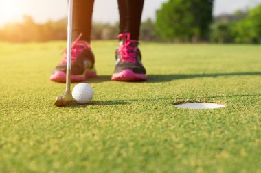 Yeşil tatil sırasında kuş için koyarak golfçü