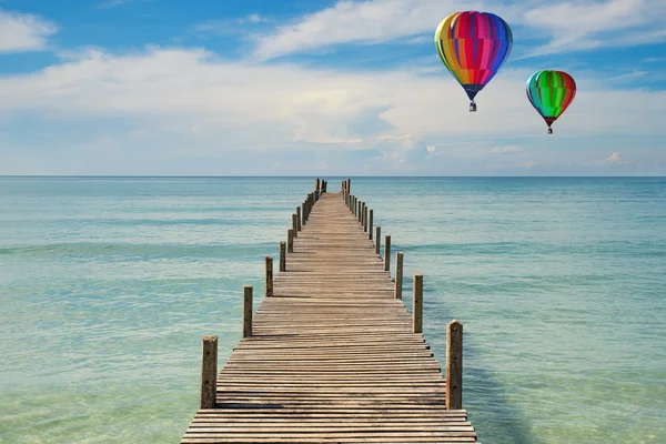 Zomer, vakantie, vakantie- en reisinformatie concept - kleurrijke warme lucht — Stockfoto