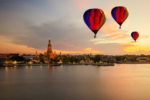 Coloridos globos de aire caliente volando sobre el templo de Wat Arun y Chao P — Foto de Stock