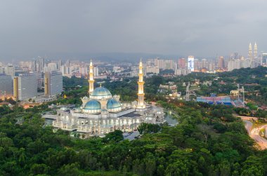 Federal Bölge Camii alacakaranlıkta, Kuala Lumpur, Malezya