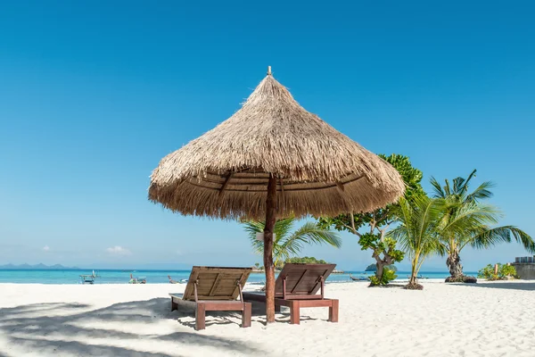 Été, Voyage, Vacances et vacances concept - Chaises de plage et — Photo