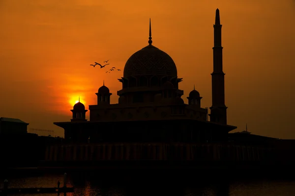 Silhuett av Putrajaya Röda moskén under sunrise i Malaysia — Stockfoto