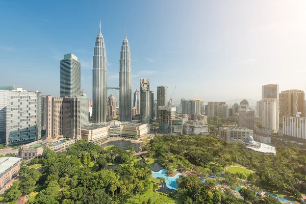 Kuala Lumpur skyline cidade com céu agradável na Malásia — Fotografia de Stock