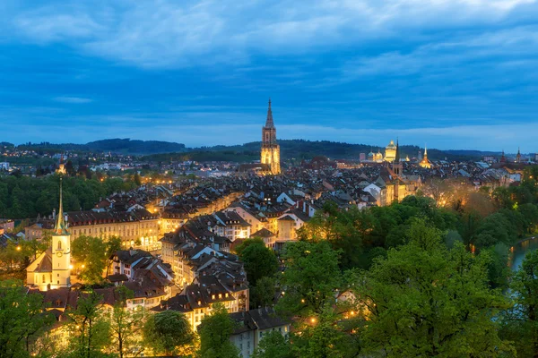 Berna, la capital de Suiza. Hermoso casco antiguo en la noche . —  Fotos de Stock