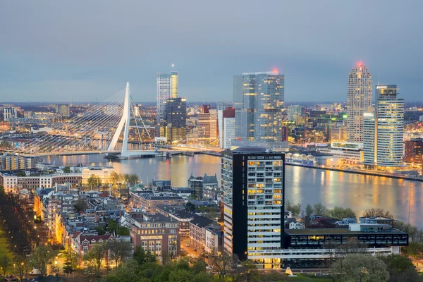 Rotterdam skyline in de nacht in Nederland — Stockfoto