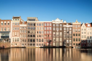 Hollanda, Amsterdam 'da geleneksel eski binalar