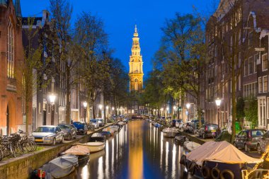 Zuiderkerk bir kanal Ams kentinde sonundaki kilise kule