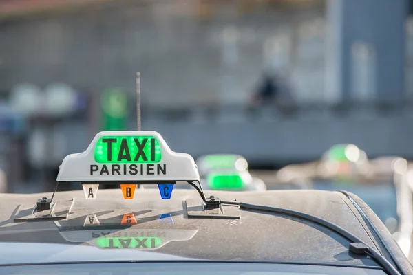 Groene taxi teken in Parijs, Frankrijk — Stockfoto
