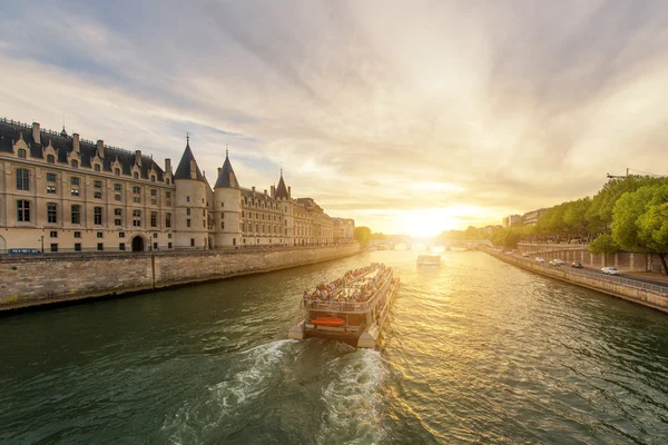 Paseo en barco por el río Sena con puesta de sol en París, Francia —  Fotos de Stock