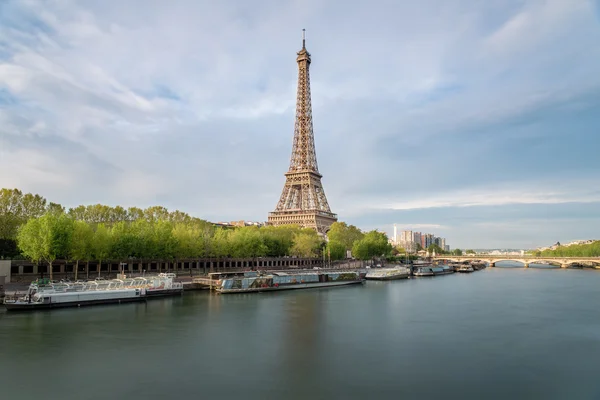 La torre Eiffel desde el río Sena en París, Francia —  Fotos de Stock