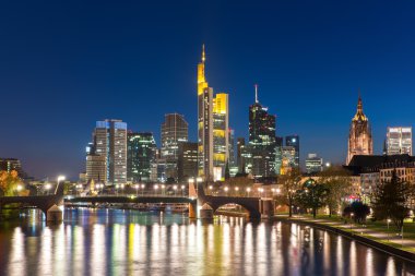 Alacakaranlıkta, Almanya Frankfurt am Main manzarası görünümünü
