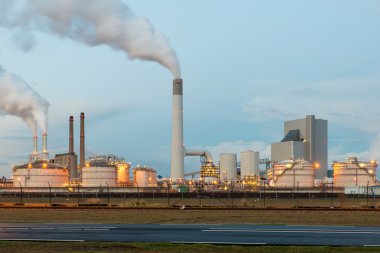 Petrol rafinerisi yasaktır alacakaranlıkta ile