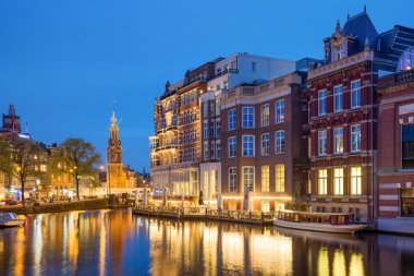 Amsterdam Saat Kulesi yakınındaki çiçek işareti konumlar biridir