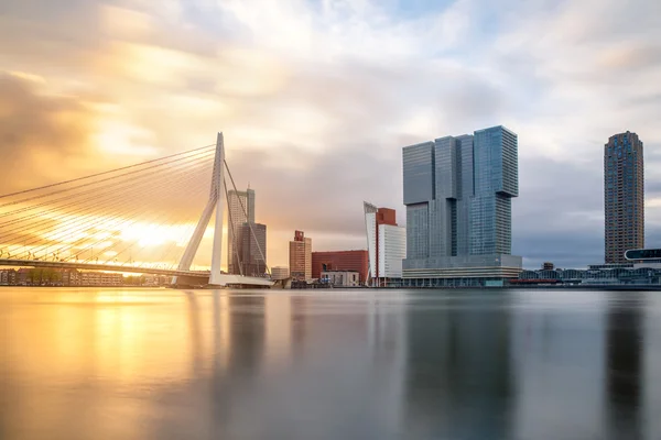 Panorama Rotterdamu s most Erasmusbrug ráno, Nizozemí — Stock fotografie