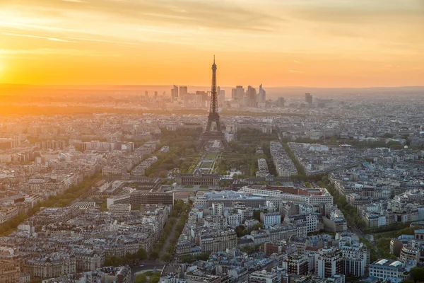 Vista aérea del horizonte de París al atardecer, Francia — Foto de Stock