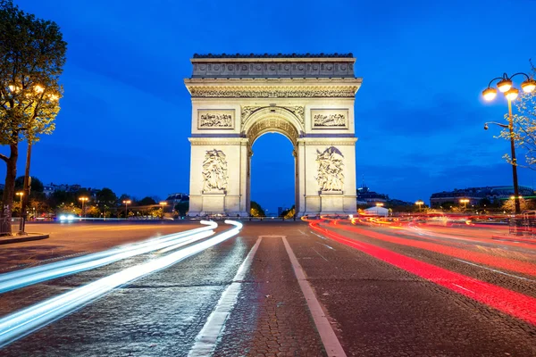 Arco del Triunfo por la noche en París, Francia — Foto de Stock